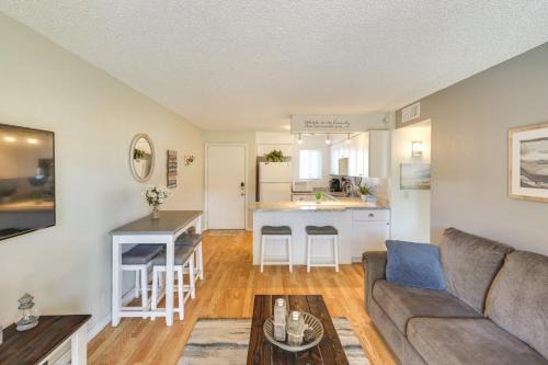 Walk to Lake, Dining & Shops: Lake Havasu Condo