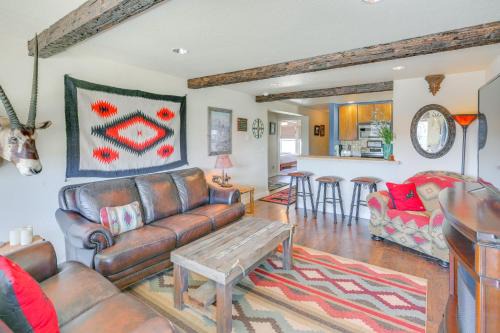 Walk to Main St! Ennis Townhome w/Balcony