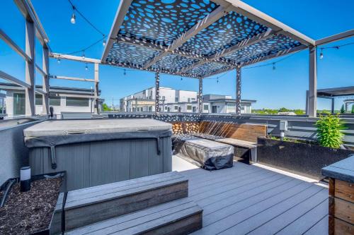 Walk to Mile High Stadium: Denver Home w/Deck