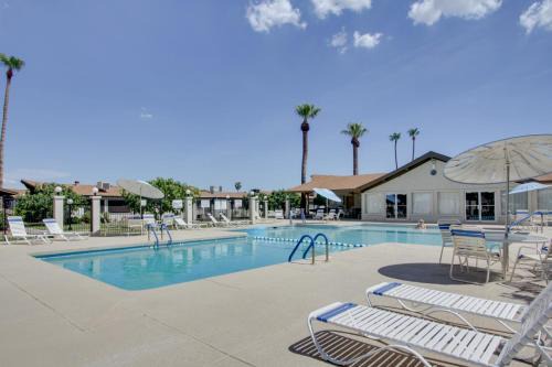 Walk to Papago Park: Condo w/Community Perks!