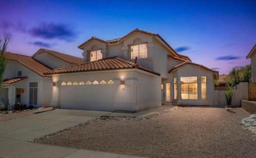 Walk to Sabino Canyon Trails, 4Bd Home with Hot Tub