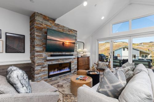 Walk to Ski Slopes Trails 3 Mountain View Homes on Empire Avenue 11 Bedrooms with Private Hot Tubs Fireplaces and AC PEA ML-3975