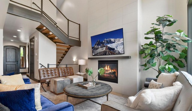 Walk to Skiing at Frostwood Gondola, Luxury Townhome on Golf Course, Private Hot Tub, Mountain Views