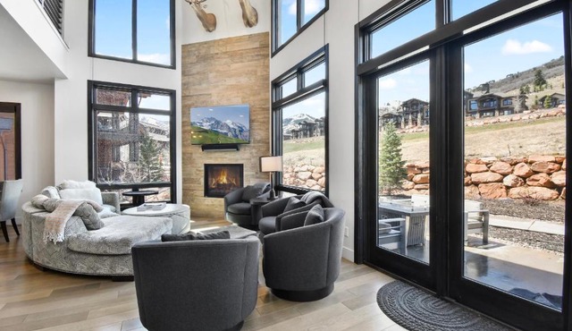 Walk to Skiing, Exceptional Juniper Landing 4 BR, Private Hot Tub, Golf Course Views, Outdoor Pool