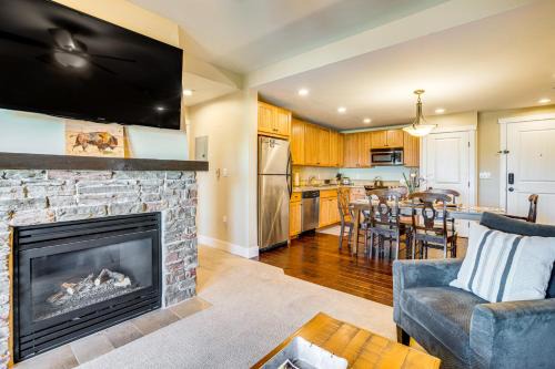 Walk to Slopes: Granby Condo w/Balcony!