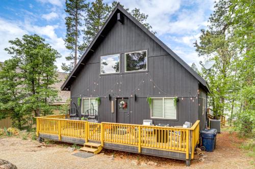 Walk to Trails: Modern Munds Park Mountain Retreat