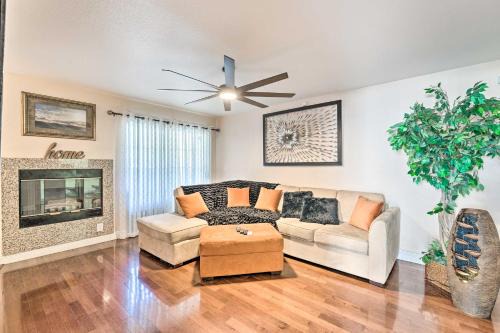 Walkable Location! Las Vegas Apt: 11 Mi to Strip