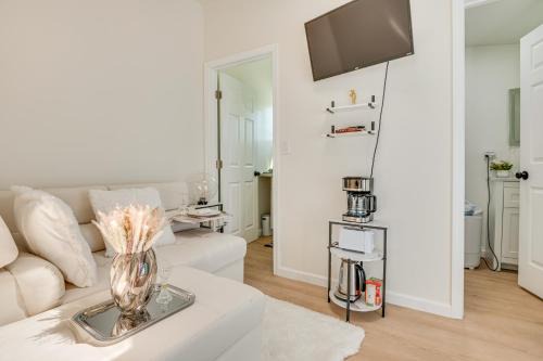 Walkable Location: Single-Story Van Nuys Apartment