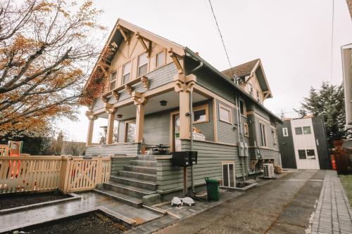Warm & Cozy 2BR in Wallingford - Skyline Peek