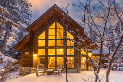 Warm, Spacious, and Elegant Breckenridge Home near golf course, hot tub, arcade machine, foosball