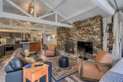 Waterfall House-Riverfront-Bbq-sleeps Four
