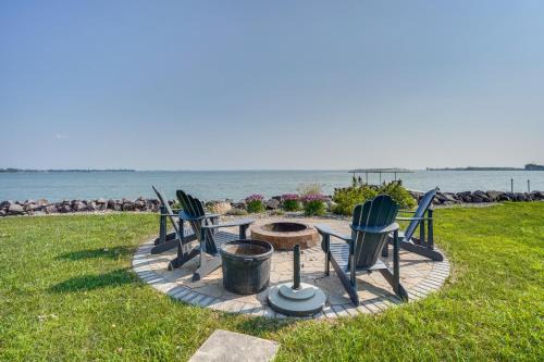 Waterfront Lake Poinsett Retreat w/Fire Pit!