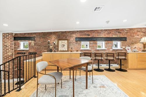 West Dickson Loft Nightlife Hub 0 4mi UofA