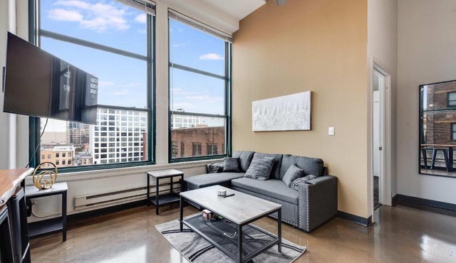 West Loop - City Views With In & Out Parking 6
