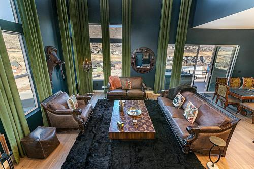 Western Mountain Getaway! Exquisite Meet Elegance!