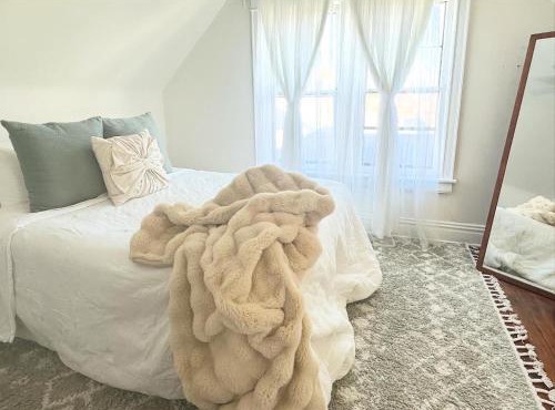 Westport Plaza Stay 2BR Cozy Escape
