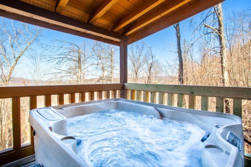 Whisk-A-Way - Hot Tub, Pool Table & Jacuzzi!