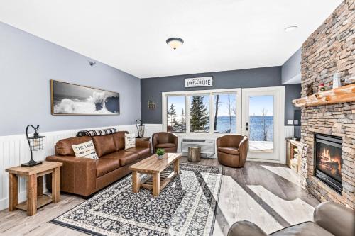 Whispering Pines Lake Views King Suite, 2 Queen Beds, Kitchen and Heated Pools