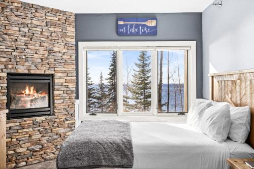 Whispering Pines Lake Views Studio 2 Queen Beds, Heated Pool and Hot Tub