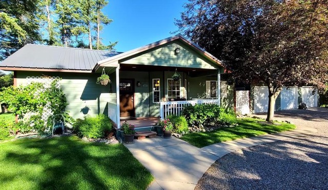 Whitefish Luxury Escape w hot tub, fenced in yard