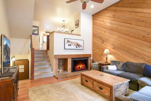 Winterpoint Snowbound Townhome - Walk to Town/Slopes