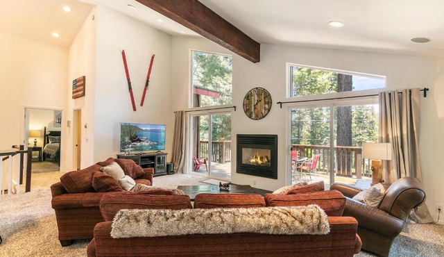 Wolf Den - Bright Open Concept 3 Bedroom- Hot Tub, Pet-Friendly, Minutes from Skiing!