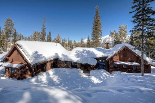 Wonderful Cabin with Fireplace and Hot-tub in Big Sky, Montana