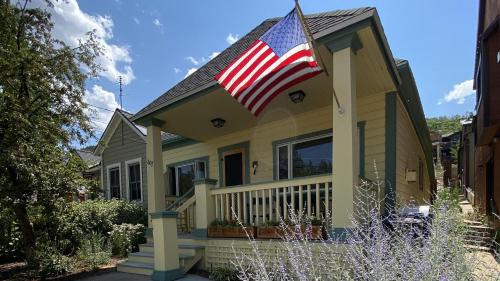 Woodside Getaway by AvantStay