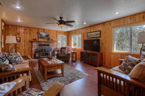 Yosemite Corner w NEW game room/Hot Tub/EV more
