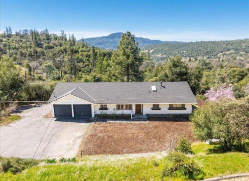 Yosemite Retreat, Hot Tub, Game Room and Near Bass Lake