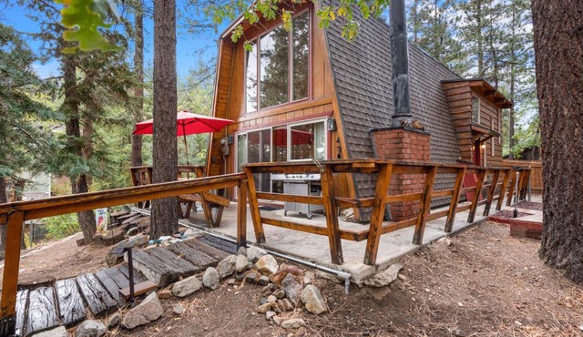 Zen Den - Beautiful A-frame cabin with classic brick wood burning fireplace and a hot tub