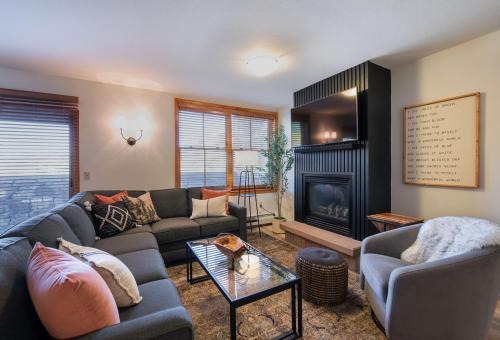 Zephyr Mountain Lodge, Condo - Perfect Ski-In Ski-Out with Gondola View Premium-Rated Condo 1217