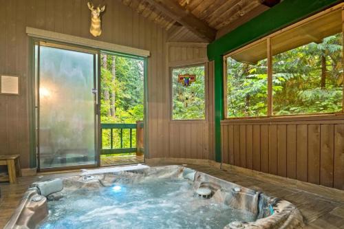 ZigZag Basecamp · Cozy Cabin Perfect for Nature Escapes w/Hot Tub