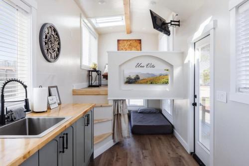 Zion Adventure Tiny Home, Cozy Fireplace & Deck