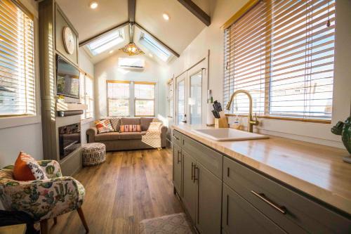 Zion-Day-Trip Ready, Tiny Home, Mountain Views