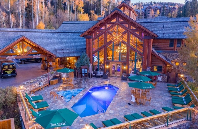 2 Bedroom Suite w/kitchen gas fire place & Ski in/out