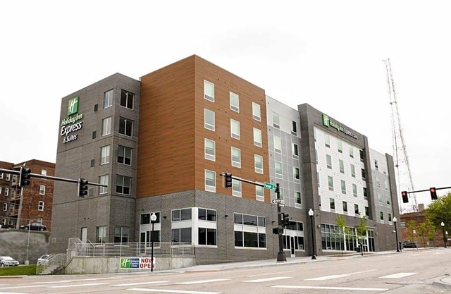 2-Star Hotel ∙ Holiday Inn Express & Suites - Omaha Downtown - Airport, an IHG Hotel