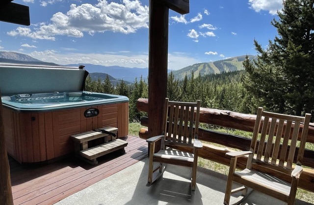 Beautiful Big Sky Luxury Townhome - Garage, Hot Tub, Views, 2 King Suites