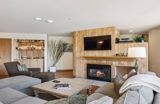 Bright and Spacious 2BR A/C Fireplace & Stunning Beaver Creek Mountain Views