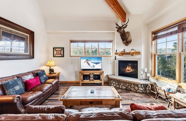 Close to downtown Breckenridge, vaulted ceilings, walk to mountain, hot tubs!