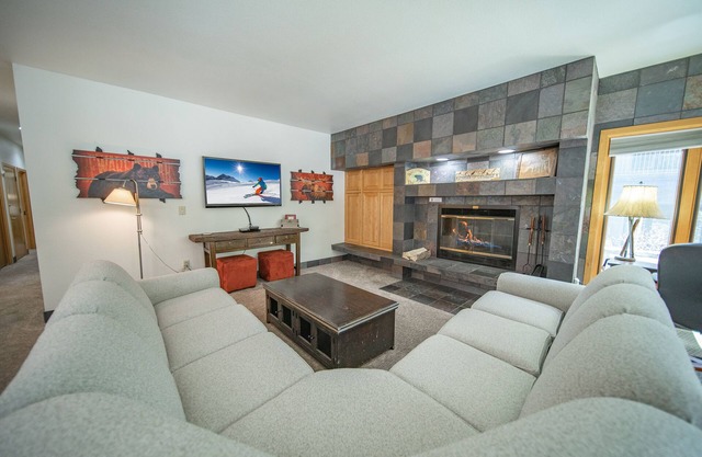 Condo with private hot tub & quick walk to slopes