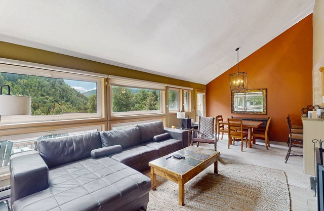 Cozy Home w/Loft, Heated Pool & Hot Tub - Near Slopes, Bus Route