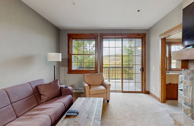 Family home w/private washer/dryer, free WiFi, shared hot tub, & gas fireplace
