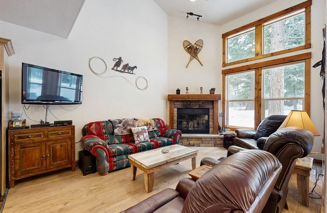 Golf course-view condo w/private patio & shared pools, hot tub, gym & more