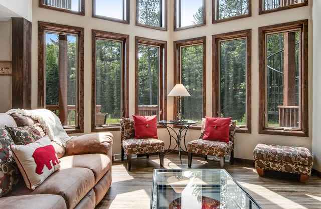 Gorgeous, three-story condo with free WiFi, dock, theater room & lake access