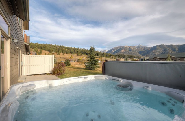 Home w/private hot tub & fireplace close to Town Center & Resort - Mountain to Meadow Ski Chalet
