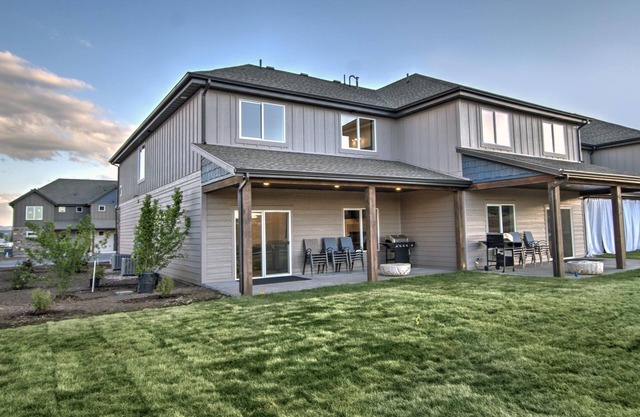 i-31 Getaway for 16 at Waterdance. 4 B/4.5BA with rec center-in/outdoor pools