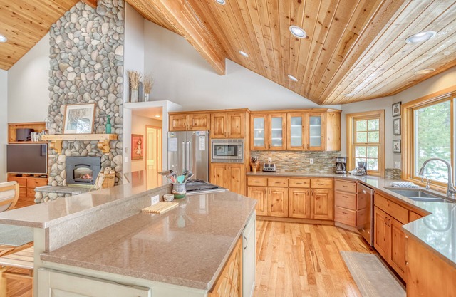 Immaculate Single Level 4 Bedroom Home with Hot Tub and SHARC Passes!