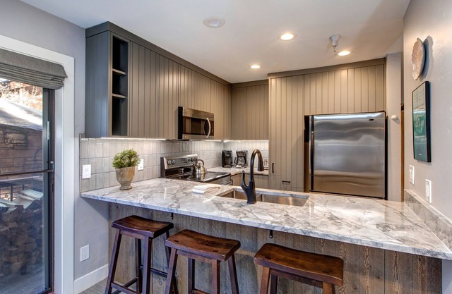 Luxury Condo, Great Location, Community Amenities & Year-Round Recreation! PC Silver Cliff 101