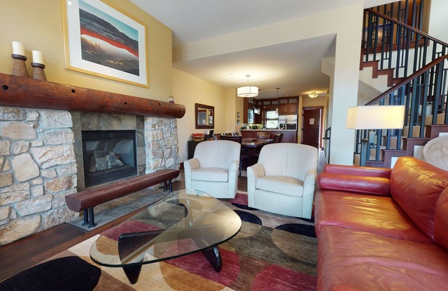 Modern Home, Great Mountain Views, Private Hot Tub, Gas Grill & Washer/Dryer